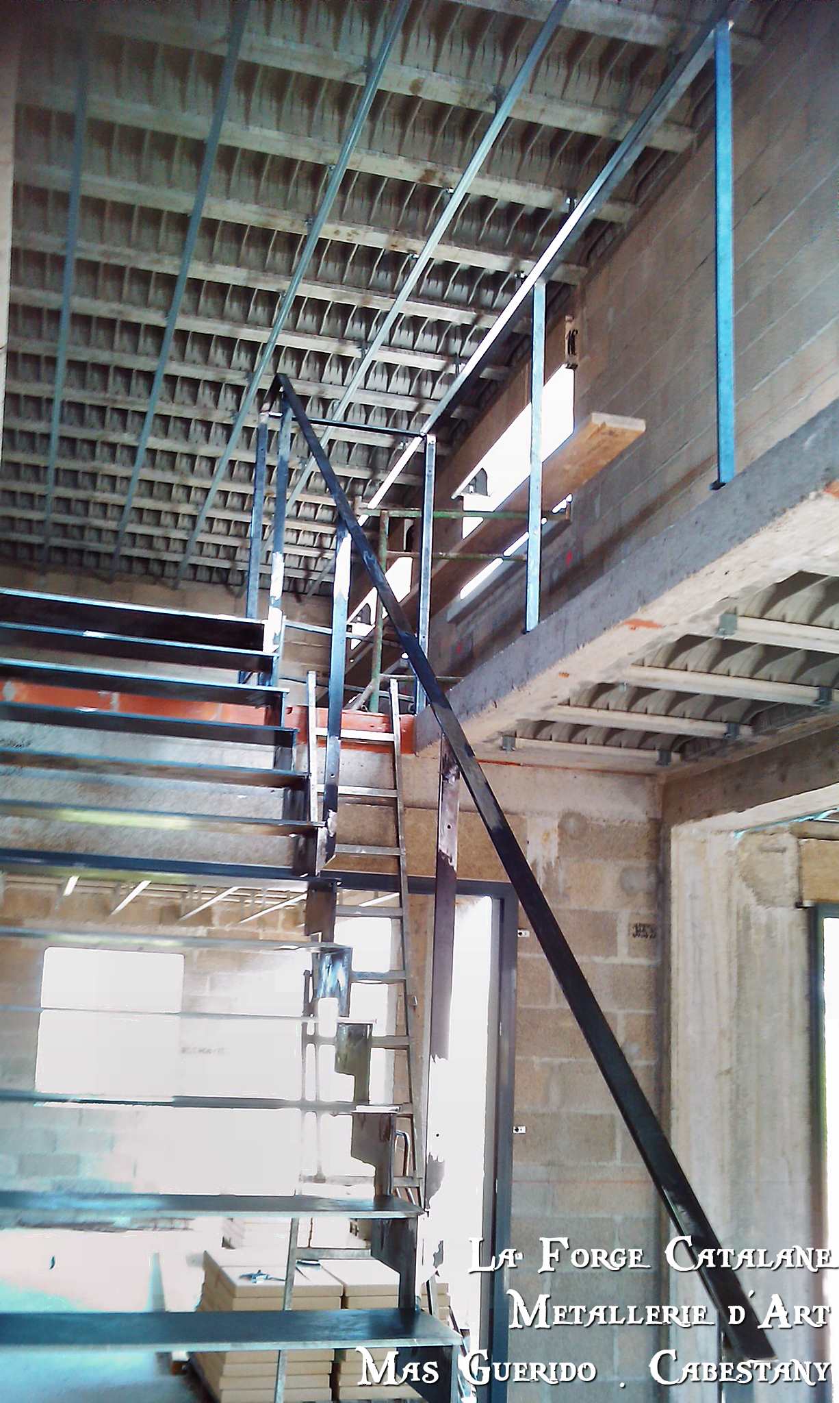 escalier limon cremaillere marches fer rampant forge catalane.jpg